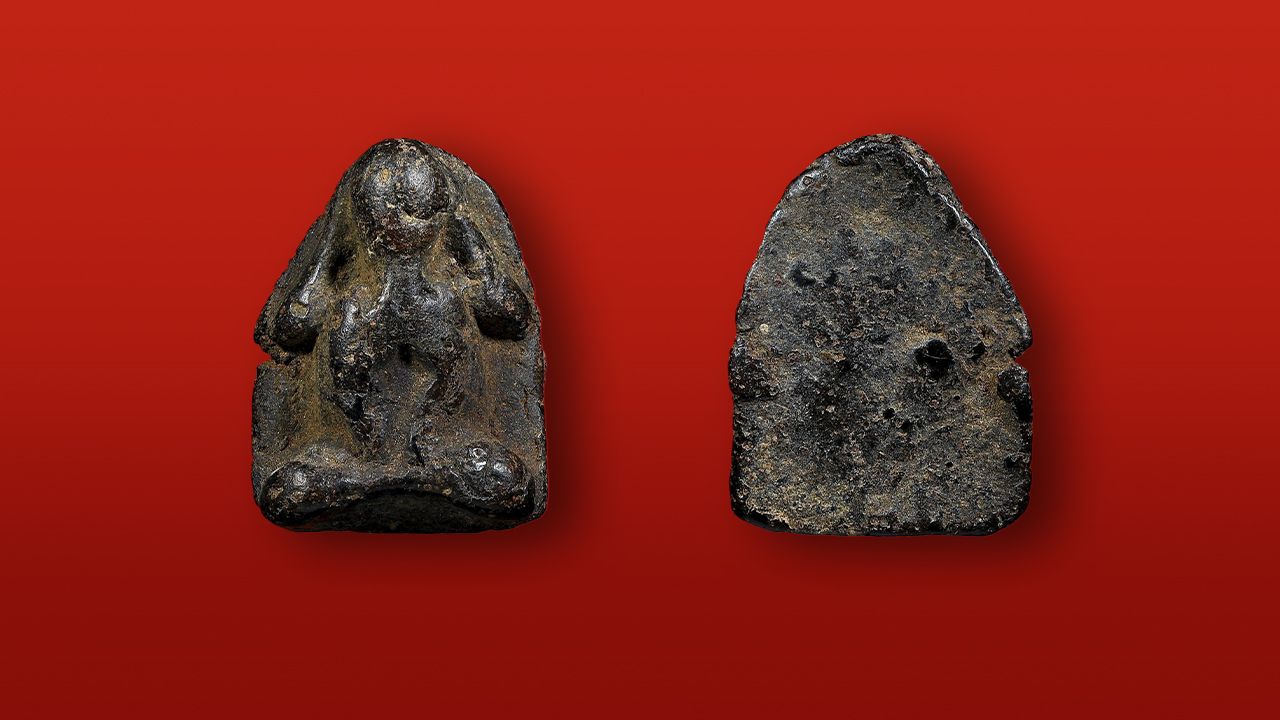 พระปิดตา พ.ศ.๒๔๕๐ พิมพ์หูกระต่าย เนื้อผงคลุกรัก หลวงพ่อหมา วัดระเว ของโอเล่ โคราช.