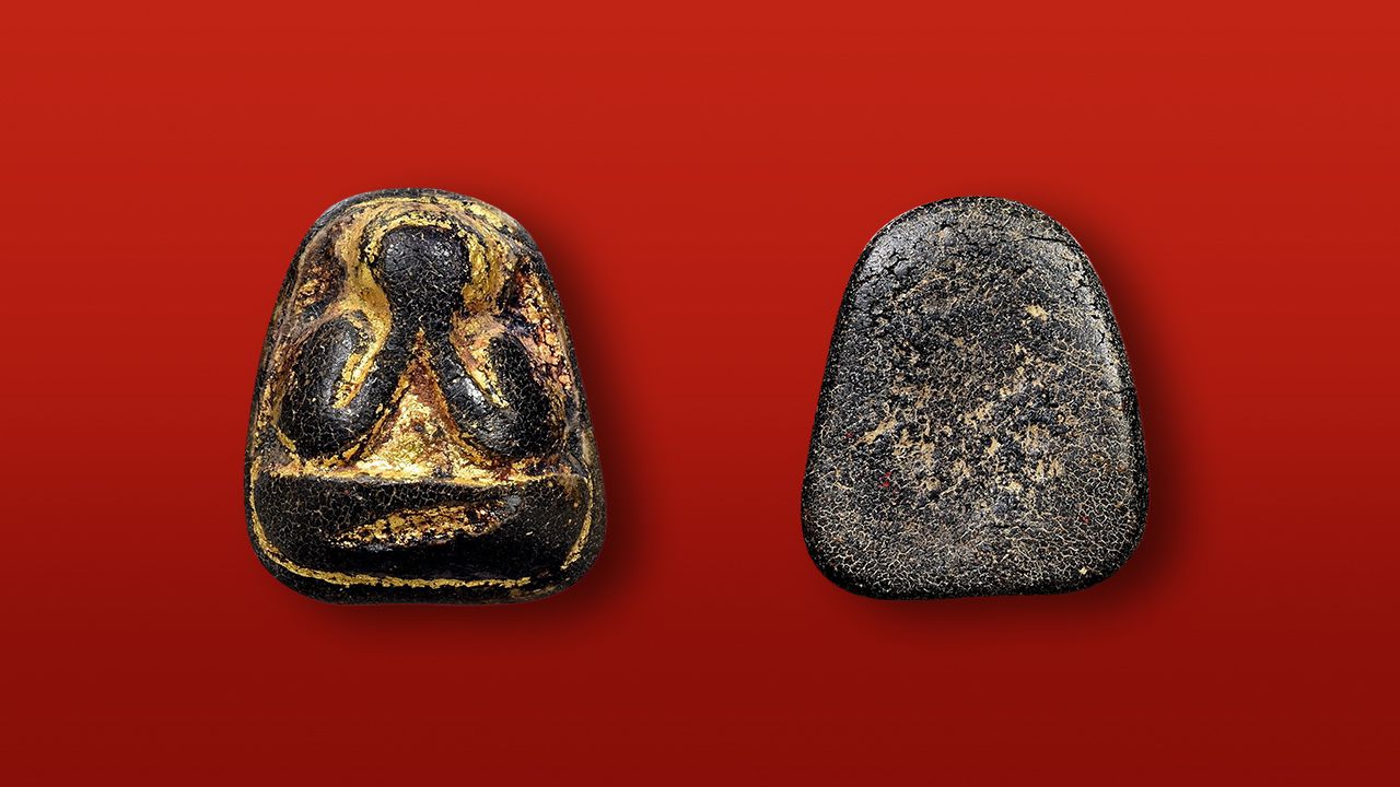 พระปิดตา เนื้อผงคลุกรัก พิมพ์กลางหลังเรียบ หลวงพ่อแก้ว วัดเครือวัลย์ ของร้านเปี๊ยกมันทะเล อ่างศิลา.