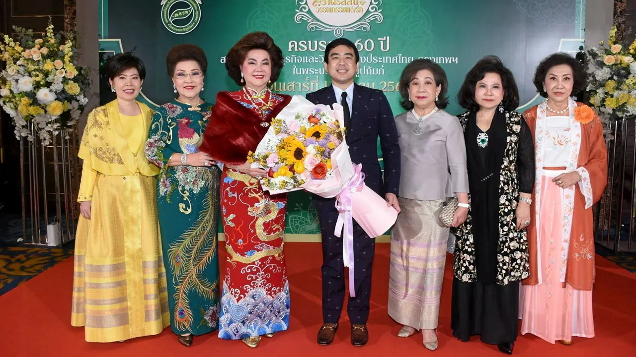 ดีใจด้วย ดร.นุชนาถ วสุรัตน์, ดร.พัชรา วีรบวรพงศ์, ดร.ปัญจรัตน์ มังกรกนก, วิจิตรา อร่ามวัฒนานนท์ และ ฐิตินันท์ วัธนเวคิน มาร่วมแสดงความยินดีแก่ อมรพันธุ์ อร่ามวัฒนานนท์ ในโอกาสได้รับรางวัลทายาทนักธุรกิจดีเด่น สมาคมสตรีนักธุรกิจและวิชาชีพ ที่ รร.เดอะ เบอร์เคลีย์ วันก่อน.