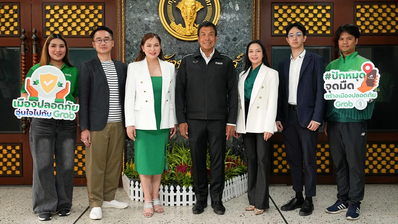 ปลอดภัย รศ.ชัชชาติ สิทธิพันธุ์ และ เมธิณี อนวัชกุล เปิดแคมเปญ “เมืองปลอดภัย อุ่นใจไปกับ Grab” เพื่อส่งเสริมความปลอดภัยในสังคมและรณรงค์ป้องกันการคุกคามทางเพศ โดยมี ดร.ปนัดดา วงศ์ผู้ดี และ ปิยะ เชาวภานันท์ มาร่วมงานด้วย ที่ศาลาว่าการ กทม. วันก่อน.