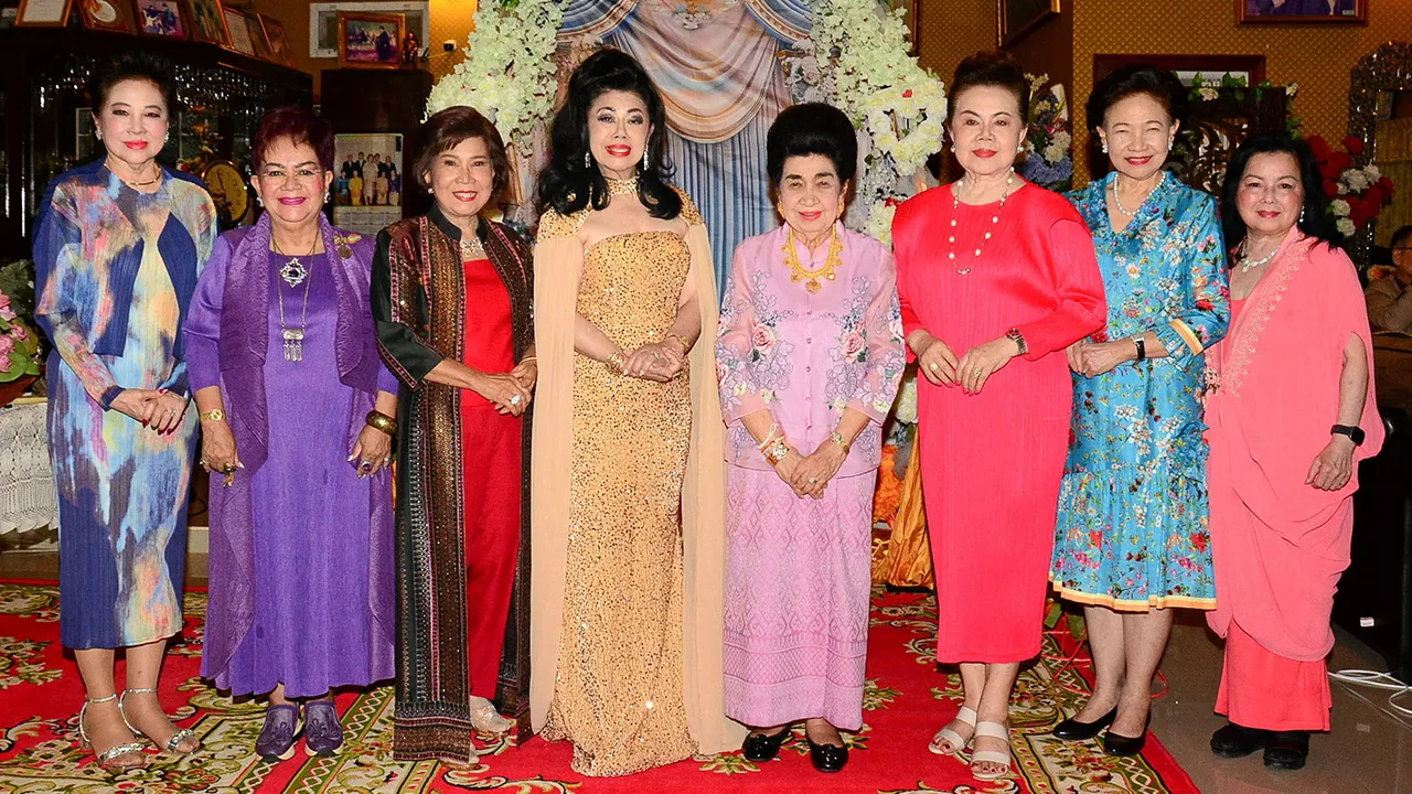 ชื่นมื่น คุณหญิงโรส บริบาลบุรีภัณฑ์, ดวงเดือน วัฒนปัญญากุล, ดร.วัลลภา วิศวสุขมงคล, นวลจันทร์ เพียรธรรม และ ดารารัตน์ ชุนหะวัตร มาร่วมในงานเลี้ยงฉลองวันเกิดครบรอบ 72 ปี ของ จันทร์พร เจริญประเสริฐ และครบ 19 ปี มูลนิธิ พล.ท.ม.จ.ประเสริฐศรี ที่มูลนิธิ จ.ปทุมธานี วันก่อน.