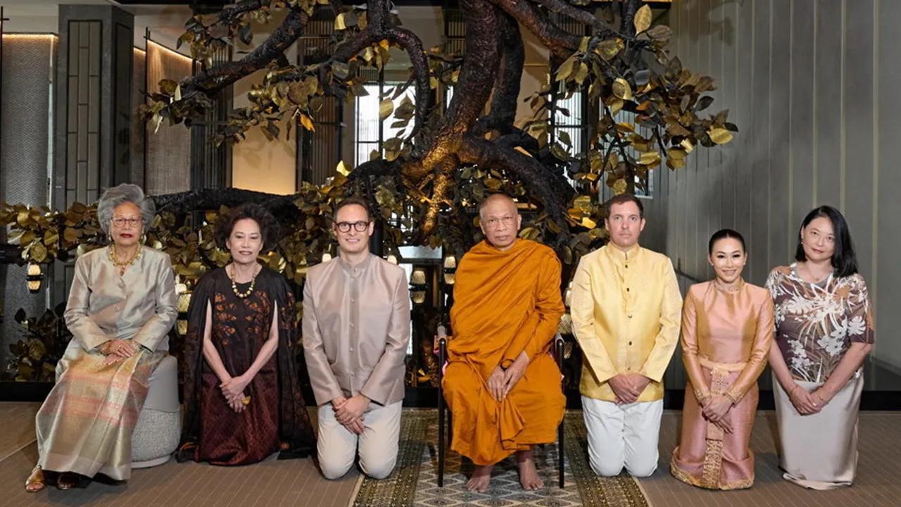 เปิด 2 เม.ย. สมเด็จพระมหาวีรวงศ์ เป็นประธานในพิธีเจริญพระพุทธมนต์ เพื่อความเป็นสิริมงคลในโอกาสเตรียมเปิดโรงแรมอมัน นายเลิศ ในวันที่ 2 เม.ย. โดยมี พิไลพรรณ สมบัติศิริ, สัณหพิศ โพธิรัตนังกูร และ ณพาภรณ์ โพธิรัตนังกูร มาร่วมในพิธีด้วย ที่โรงแรมอมัน นายเลิศ วันก่อน.