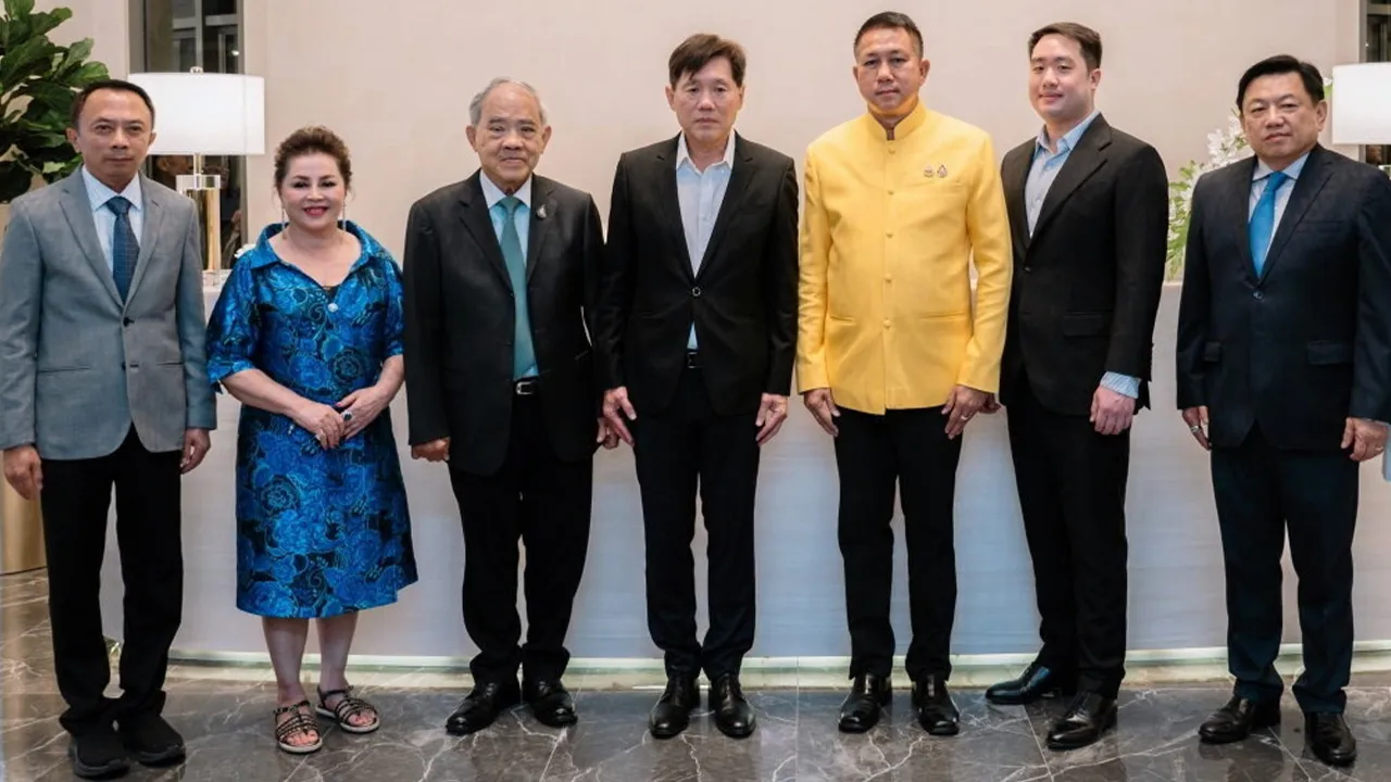 ศูนย์สุขภาพ - ธวัชชัย ศรีทอง ผวจ.ชลบุรี เป็นประธานเปิดคลินิก “VAANAA” ศูนย์สุขภาพมุ่งเน้นการดูแลสุขภาพเชิงลึก พร้อมศูนย์ฝากเก็บสเต็มเซลล์ให้ นพ.พรพิทักษ์ ตั้งจิตนบ และ พรพล ตั้งจิตนบ โดยมี พล.อ.เลิศรัตน์ รัตนวานิช และ วันชัย คงเกษม มาร่วมงานด้วย ที่บางแสน จ.ชลบุรี วันก่อน.