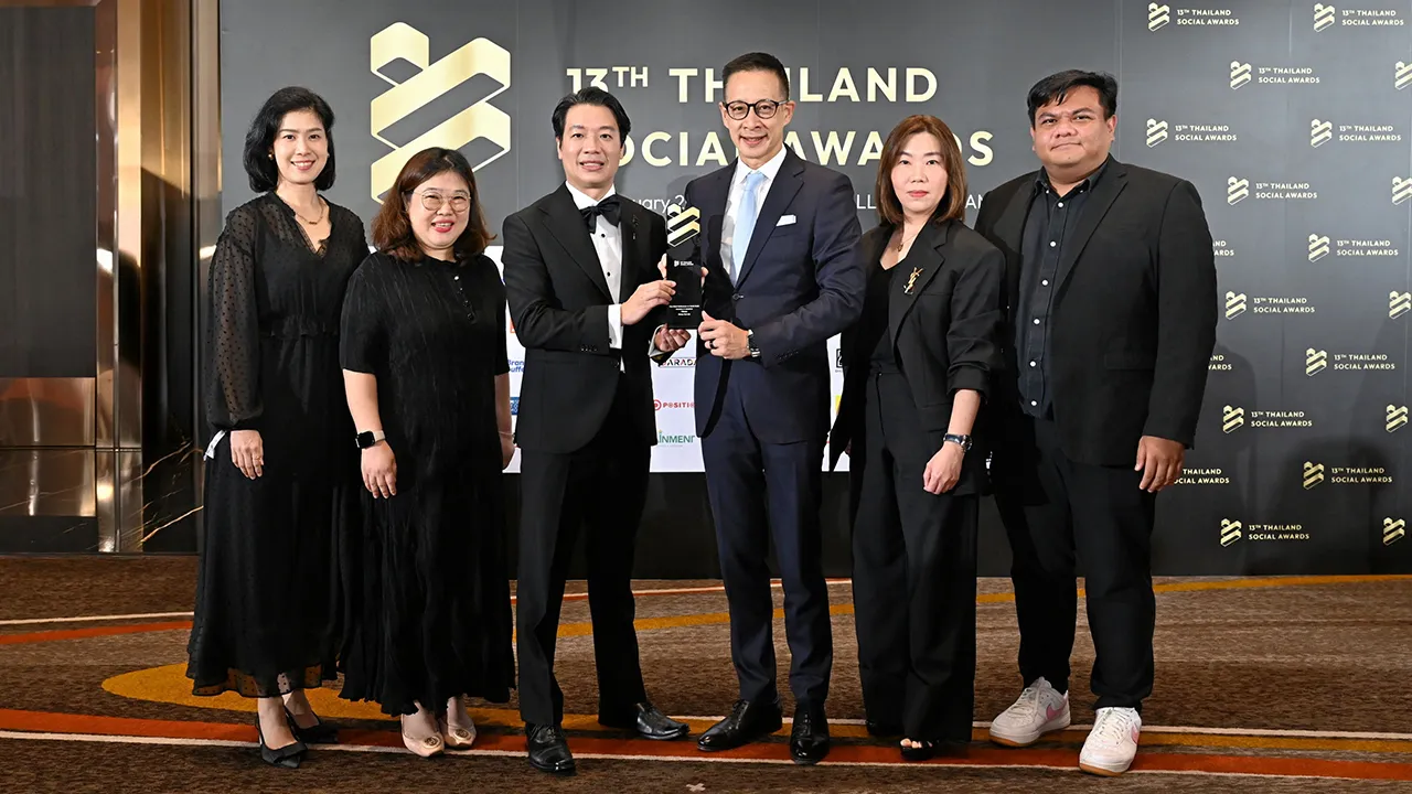 ยอดเยี่ยม - สาระ ล่ำซำ ซีอีโอเมืองไทยประกันชีวิต รับรางวัล “Best Brand Performance on Social Media” แบรนด์ทำผลงานยอดเยี่ยมบนโซเชียลมีเดีย สาขากลุ่มธุรกิจประกันภัย จาก กล้า ตั้งสุวรรณ ในงาน Thailand Social Awards ครั้งที่ 13 ที่ไอคอนสยาม วันก่อน.