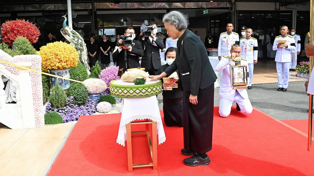 สมเด็จพระกนิษฐาธิราชเจ้า กรมสมเด็จพระเทพรัตนราชสุดาฯ สยามบรมราชกุมารี เสด็จพระราชดำเนินไปในการพระราชทานเพลิงศพ มุกดา สว่างวิบูลย์พงศ์ ณ วัดมัชฌันติการาม เขตบางซื่อ เมื่อวันที่ 8 มีนาคม.