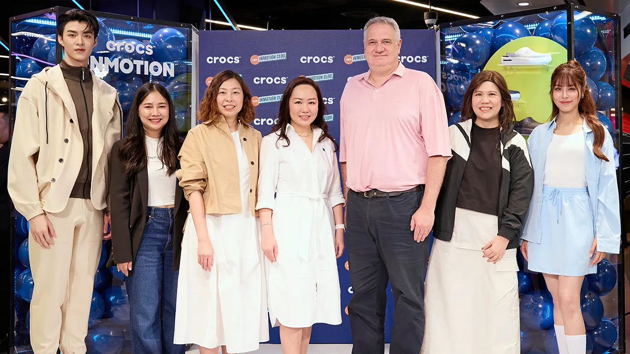 ใส่สบาย จิตรฤดี พนิตพล และ อเล็กซองค์ อัมเบล เปิดตัว “Crocs InMotion” รองเท้าคอลเลกชันใหม่ล่าสุดสำหรับผู้หญิงผู้ชาย โดยมี ณัฐบุตร ชนาภิสิทธิ, ทัศนีย์ ชมวงศ์, อินทิรา ศิริผลสมสุข และ นิชคุณ ขจรบริรักษ์ มาร่วมงานด้วย ที่ซูเปอร์สปอร์ต เซ็นทรัลเวิลด์ วันก่อน.
