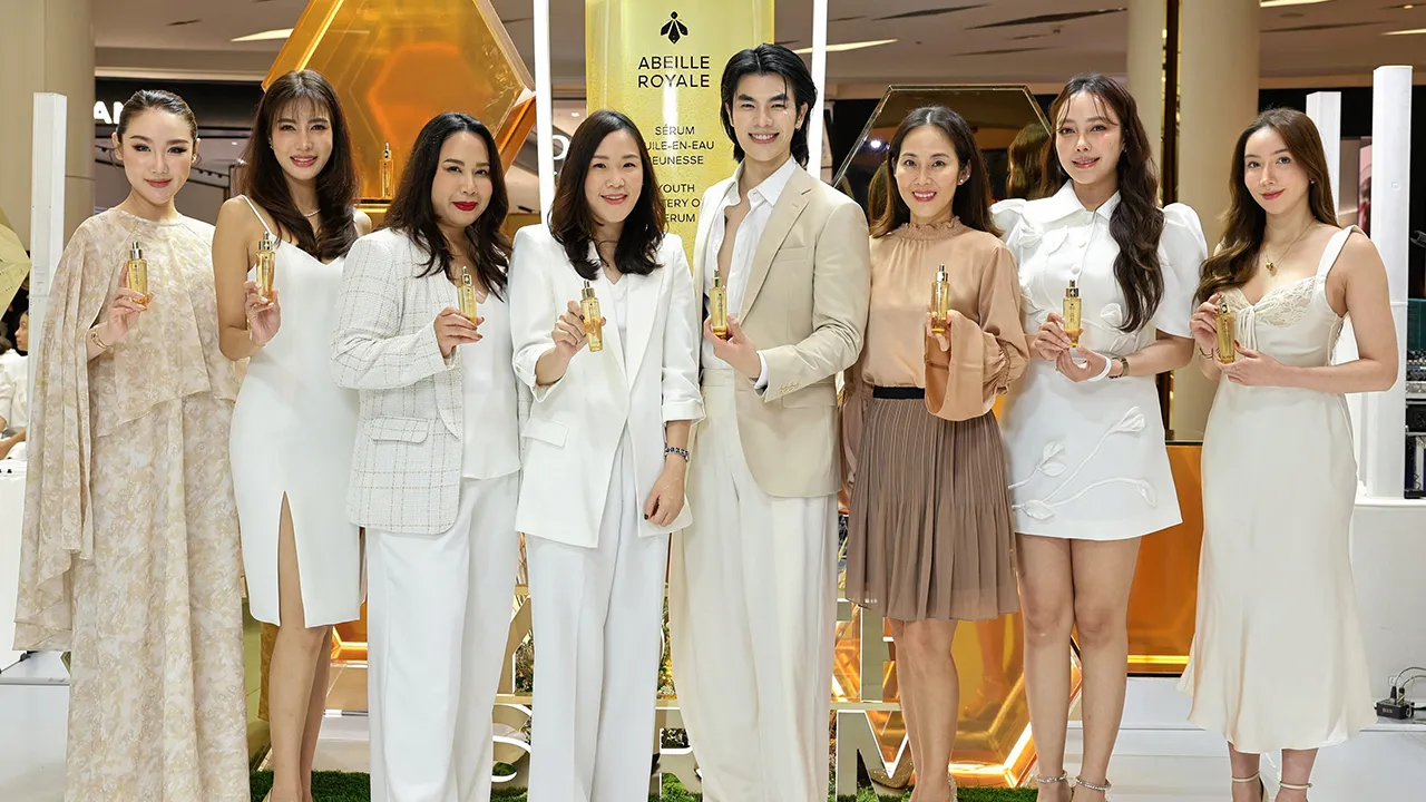 ผิวสวย วรรษา ตั้งนิมิตโชค เปิดตัว “Abeille Royale Youth Watery Oil Serum 2025” สุดยอดนวัตกรรมแห่งการฟื้นบำรุงผิวอย่างล้ำลึกตั้งแต่หยดแรกที่ใช้ด้วยพลังแห่งน้ำผึ้ง 3 สายพันธุ์หายาก โดยมี เบนียา รัตนพันธ์ และ อธิชนัน ศรีเสวก มาร่วมงานด้วย ที่สยามพารากอน วันก่อน.