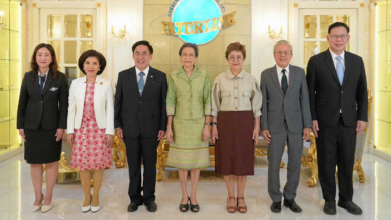 ประชุมบอร์ด สมบัติ–ดร.ชลิดา อนันตรัมพร จัดประชุมคณะกรรมการกลุ่มบริษัทอินเตอร์ลิ้งค์ เพื่อรับรองผลประกอบการเป็นไปตามเป้าหมาย โดยมี คุณหญิงชฎา วัฒนศิริธรรม, ภัทรียา เบญจพลชัย และ นพ.สุขุม กาญจนพิมาย มาร่วมประชุมด้วย ที่อาคารอินเตอร์ลิ้งค์ วันก่อน.