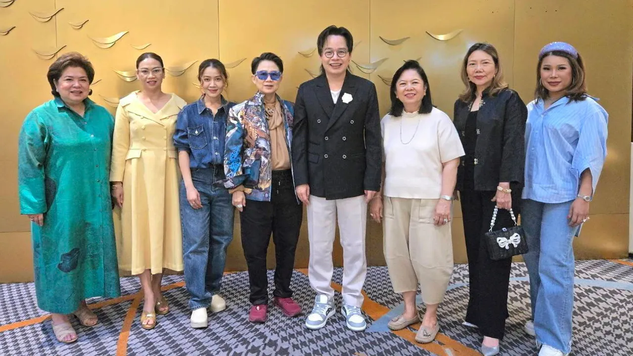 ดูหนัง สุริยน ศรีอรทัยกุล ชวนลูกค้าคนสำคัญของบิวตี้เจมส์มาร่วมชมภาพยนตร์รอบพิเศษ โดยมี นุชนาถ ระวีแสงสูรย์, วาทินี พรมวงศ์, สุพนิต วีระกุล, ศันสนีย์ พานารถ, อุไรวรรณ กนกวัฒนาวรรณ และ อิสรีย์ สุวรรณวิทย์ มาร่วมชมด้วย ที่โรงภาพยนตร์เอ็มบาสซี วันก่อน.