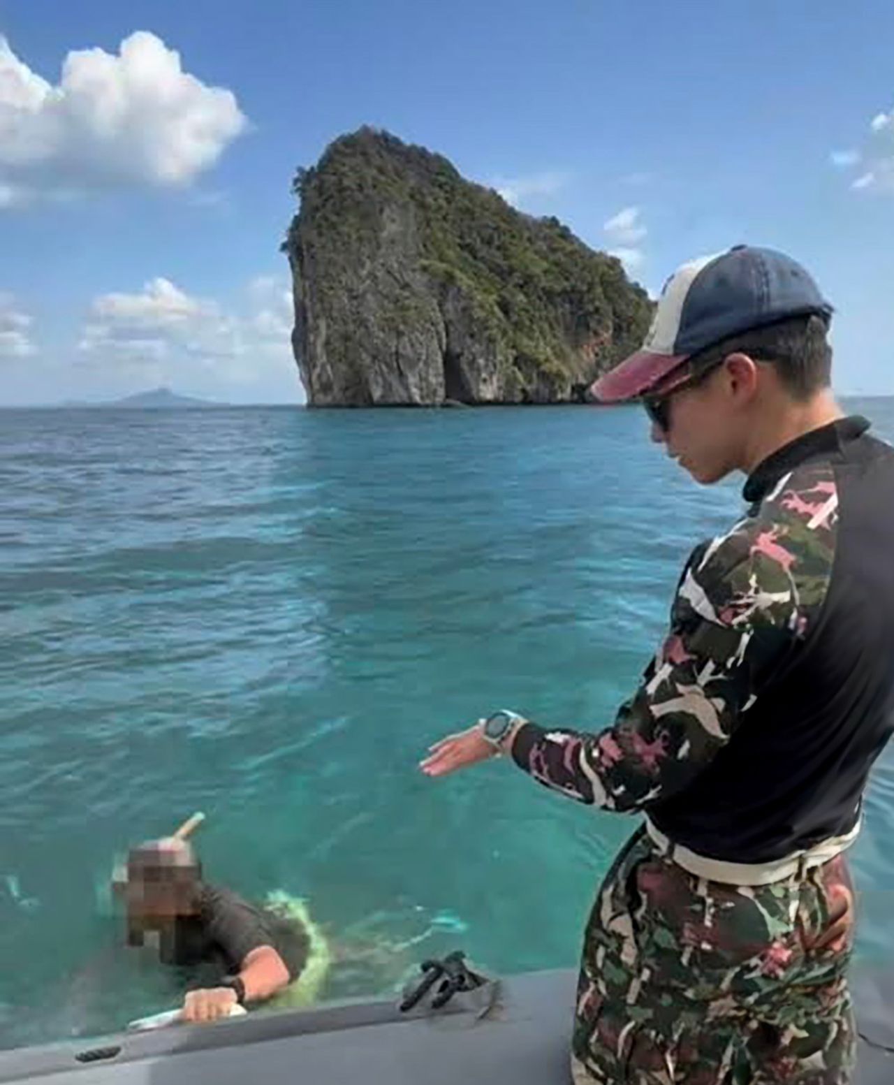 “ลุงฝรั่งคนดื้อ VS. คุณทรายคนเท่”