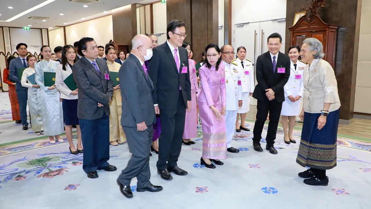 สมเด็จพระกนิษฐาธิราชเจ้า กรมสมเด็จพระเทพรัตนราชสุดาฯ สยามบรมราชกุมารี เสด็จออกแทนพระองค์ ณ วังสระปทุม พระราชทานพระราชวโรกาสให้ วราภรณ์ รุ่งตระการ ที่ปรึกษาด้านระบบบริหารการอุดมศึกษานำนักศึกษาสถาบันเทคโนโลยีแห่งเอเชีย เฝ้าฯ รับพระราชทุนการศึกษาพระราชทาน ประจำปีการศึกษา 2566 เมื่อวันก่อน.