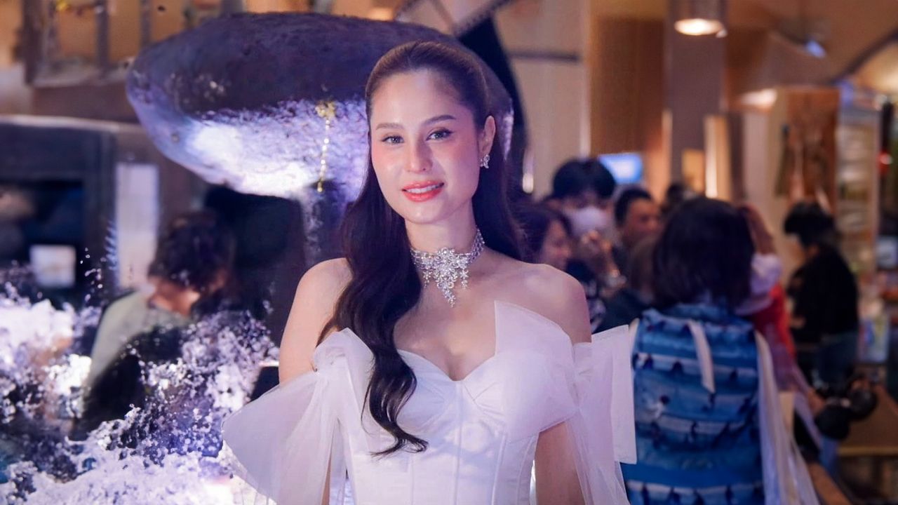 โป๊ะอีกแล้ว ขวัญ อุษามณี เผลอหลุดปากกลางวงสัมภาษณ์ งานหนัง “มูลู หน้าครู” ลั่นตอนนี้มีคนคุยแล้วอายุมากกว่า รอไปไหว้พระที่ฮ่องกง ถ้าฟันธงคนนี้จะประกาศบอกเองเลย!