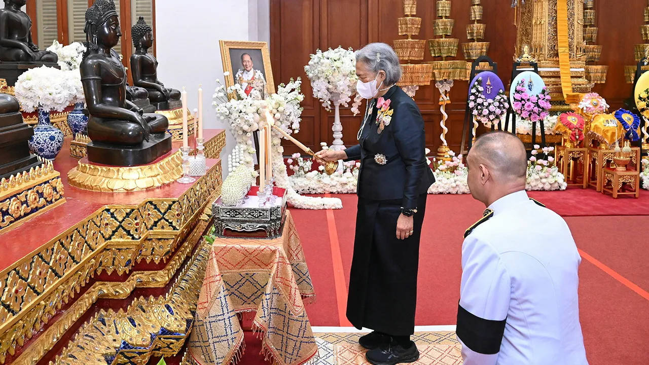สมเด็จพระกนิษฐาธิราชเจ้า กรมสมเด็จพระเทพรัตนราชสุดาฯ สยามบรมราชกุมารี เสด็จฯไปในการพระราชทานน้ำหลวงอาบศพ ธานินทร์ กรัยวิเชียร อดีตองคมนตรี ณ ศาลาบัณณรศภาค วัดเบญจมบพิตร เมื่อวันที่ 25 กุมภาพันธ์.