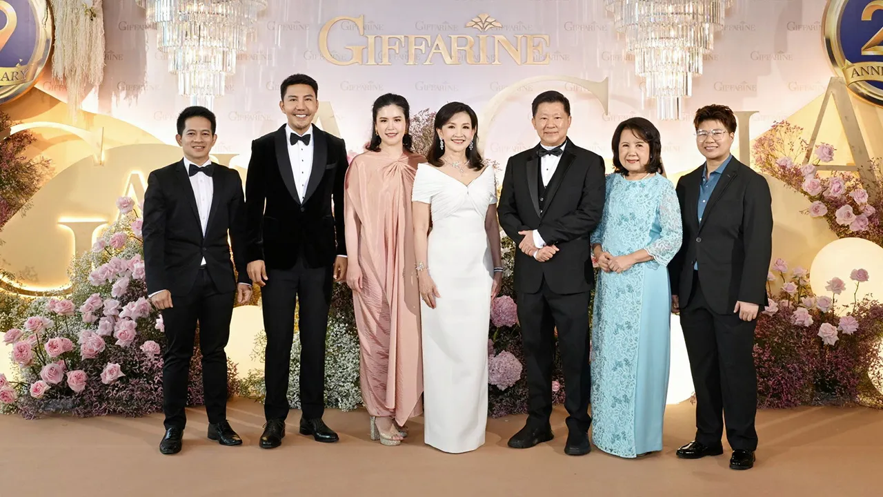 29 ขวบ - พญ.นลินี ไพบูลย์ จัดงานฉลองในโอกาสครบรอบ 29 ปี กิฟฟารีน ผลประกอบการรวมตั้งแต่ก่อตั้งกว่า 110,758 ล้านบาท ตอกย้ำความมั่นใจในคุณภาพแก่ผู้บริโภค โดยมี น.ท.นพ.จักรพงศ์ ไพบูลย์ และ พญ.ใจทิพย์ ไพบูลย์ มาร่วมงานด้วย ที่โรงแรมดุสิตธานี วันก่อน.