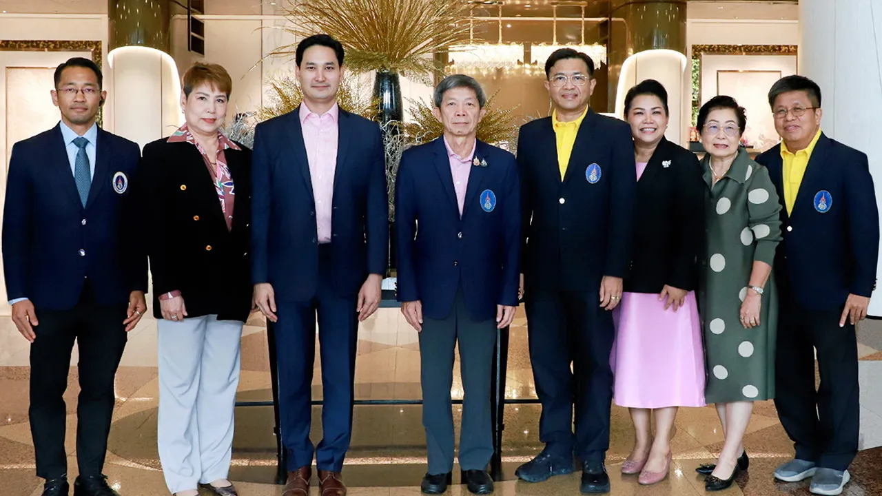 มีคุณธรรม - อนัคพล อิงคะกุล ให้การต้อนรับ นพ.วันชัย สัตยาวุฒิพงศ์ ในโอกาสมาเปิดโครงการพัฒนาครู ก. โรงพยาบาลคุณธรรมสู่องค์กรคุณธรรมต้นแบบ โดยมี พญ.ผกาพันธุ์ เปี่ยมคล้า, นพ.พนา พงศ์ชำนะภัย และ นพ.นพปฎล พรรณราย มาร่วมงานด้วย ที่โรงแรมมิราเคิล แกรนด์ วันก่อน.