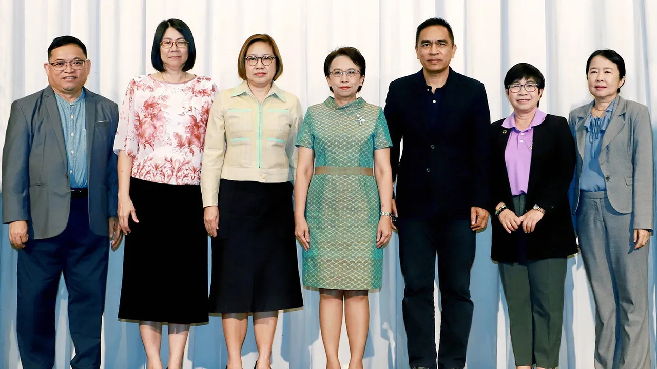 จัดการขยะ ปรีญาพร สุวรรณเกษ อธิบดีกรมควบคุมมลพิษ เปิดการประชุมเรื่องการยกระดับการบริหารจัดการขยะมูลฝอยขององค์กรปกครองส่วนท้องถิ่น เพื่อลดก๊าซเรือนกระจก โดยมีผานิต รัตสุข และ เกษมสุข สุขสวัสดิ์ มาร่วมประชุมด้วย ที่โรงแรมมิราเคิล แกรนด์ วันก่อน.