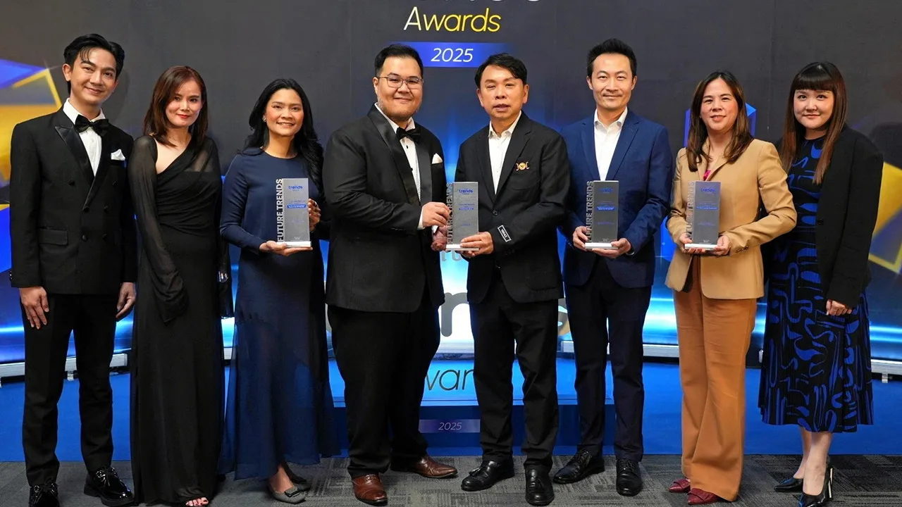 สุดยอด ดร.ณัฐกิตติ์ ตั้งพูลสินธนา, พิพัฒน์ สีเหภูมิพิจิตร และ กนิษฐา หวังผล รับ 4 รางวัลจาก ธนโชติ วิสุทธิสมาน ในงาน Future Trends Awards 2025 ตอกย้ำการเป็นผู้นำอสังหาริมทรัพย์ไทยของบริษัทเซ็นทรัลพัฒนา โดยมี พรวดี โรจน์รุ่งสัตย์ มาร่วมงานด้วย ที่ไบเทค บางนา วันก่อน.