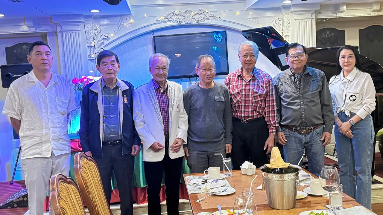 เพลิดเพลิน นพ.มนูญ ลีเชวงวงศ์ นัดเพื่อนกลุ่มสูงวัยมาร่วมงานเลี้ยงพบปะสังสรรค์ร้องเพลงเพื่อสุขภาพ โดยมี ชัย โสภณพนิช, ดร.ต่อพงศ์ วัจนะสวัสดิ์, วันนิวัติ ศรีไกรวิน, ดร.อาณัฐชัย รัตตกุล และ นฤมล โนรี มาร่วมงานด้วยความชื่นมื่น ที่โรงแรมเอบีน่า เฮ้าส์ วันก่อน.