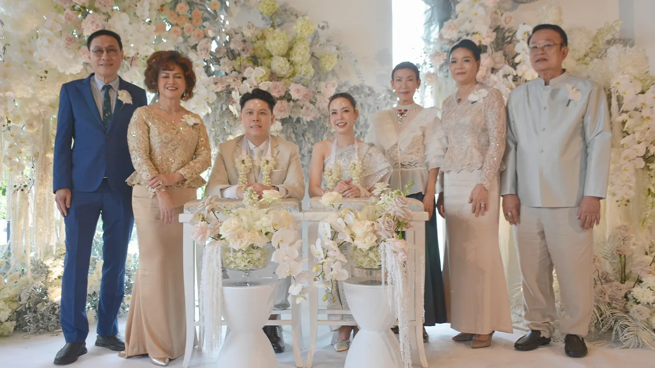 คู่สวีต - นงนุช นามวงศ์ และ การะเกด ศุขพงศ์ มาร่วมในพิธีหลั่งนํ้าพระพุทธมนต์มงคลสมรส ระหว่าง นพวรรณ บุตรี อติชาต–วิลาภา วงษ์วิภาวี กับ ภูริชญ์ บุตร นพ.สุชาติ–สุคนธ์ กูลโฆษะ ท่ามกลางความปลื้มปีติของบรรดาผู้มาร่วมอวยพร ที่โรงแรมมีเลีย อ.เมือง จ.เชียงใหม่ วันก่อน.