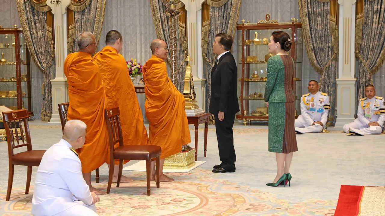 พระบาทสมเด็จพระเจ้าอยู่หัว และ สมเด็จพระนางเจ้าฯ พระบรมราชินี เสด็จออก ณ พระที่นั่งอัมพรสถาน พระราชวังดุสิต พระราชทานพระบรมราชวโรกาสให้ พระพรหมวชิรากร เจ้าอาวาสวัดราชผาติการาม เฝ้าถวายเสาเทียนชัยมงคลเนื้อทองสัมฤทธิ์ พร้อมฐานรองรับทำจากไม้มงคล 3 ชนิด เพื่อพระราชทานแก่วัดและเทวสถาน เมื่อวันก่อน.