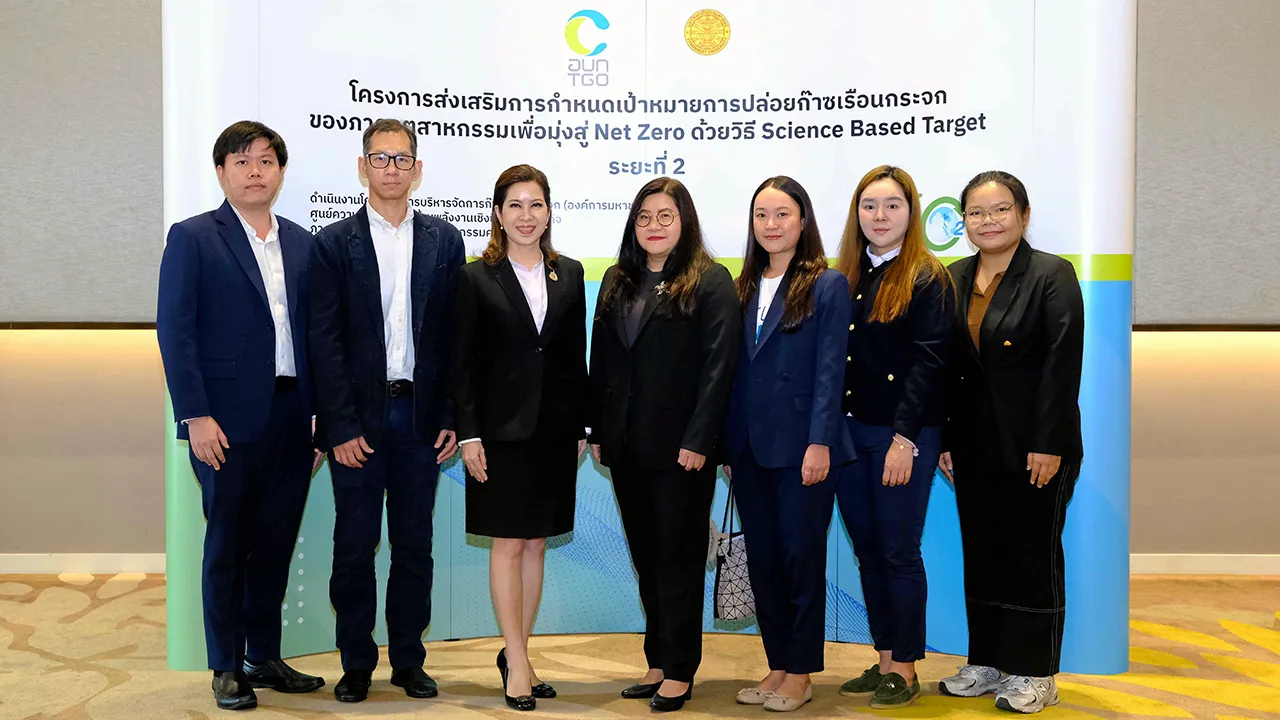 ลดปล่อยก๊าซ - ดร.จารุรัตน์ ชัยยศบูรณะ และ ดร.ณัฐริกา วายุภาพ นิติพน ร่วมลงนามความร่วมมือโครงการส่งเสริมการกำหนดเป้าหมายการปล่อยก๊าซเรือนกระจกภาคอุตสาหกรรมของบริษัทสีเบเยอร์ โดยมี รศ.ดร.หาญพล พึ่งรัศมี มาร่วมในพิธีด้วย ที่โรงแรมทีเค พาเลซ วันก่อน.