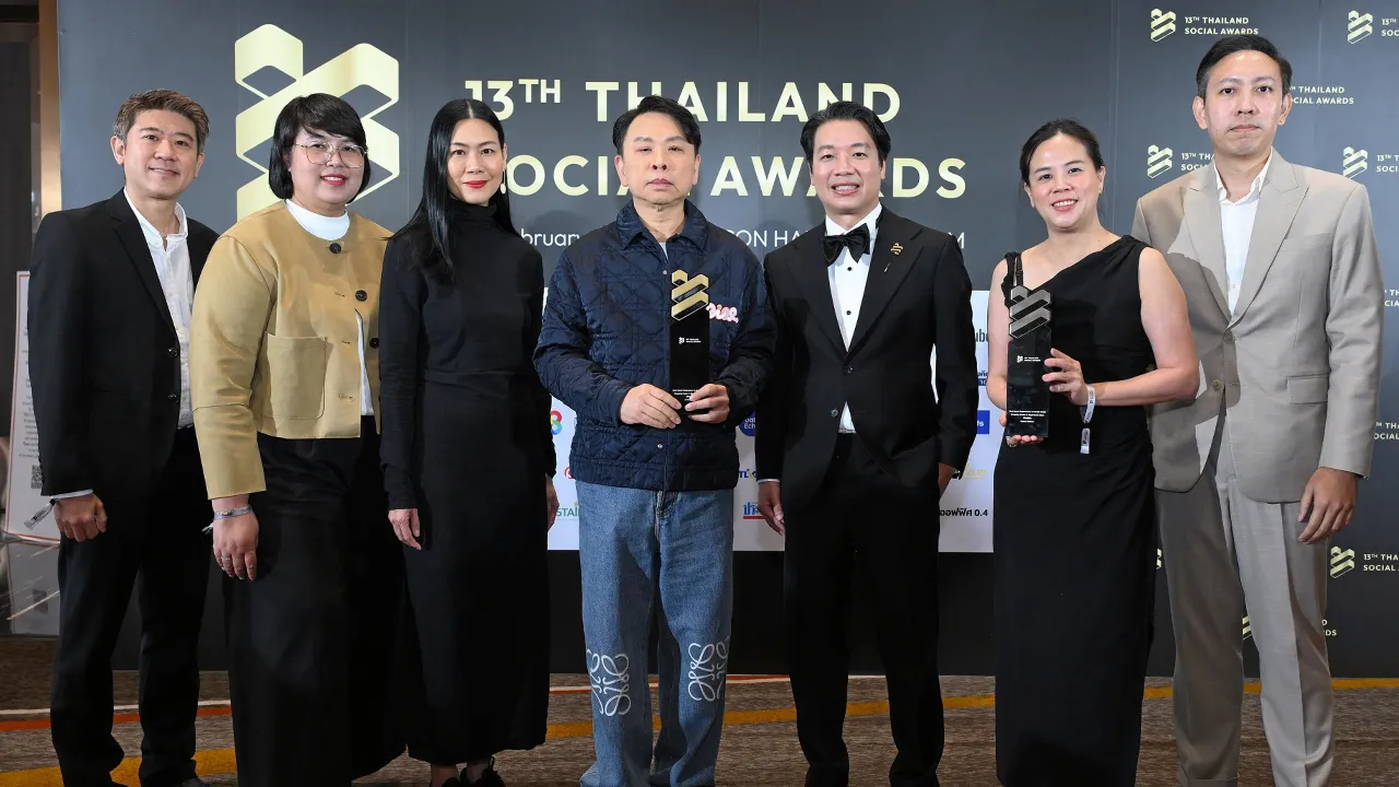 สุดยอด - ดร.ณัฐกิตติ์ ตั้งพูลสินธนา และ พรวดี โรจน์รุ่งสัตย์ รับรางวัลชนะเลิศสุดยอดแบรนด์มีผลงานยอดเยี่ยมบนโซเชียลมีเดีย สาขากลุ่มธุรกิจห้างสรรพสินค้า จาก กล้า ตั้งสุวรรณ ในงาน Thailand Social Awards 2024 โดยมี นภพรรษ ฤดีสุนันท์ มาร่วมงานด้วย ที่ไอคอนสยาม วันก่อน.