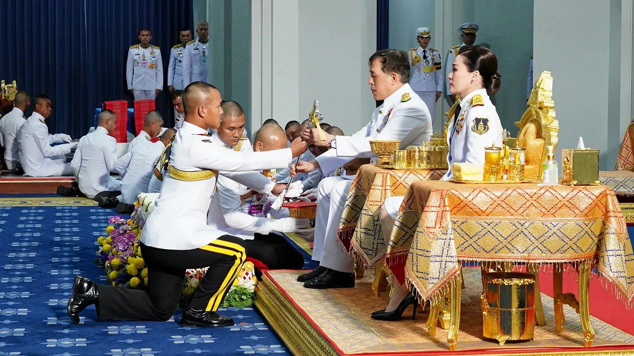 พระบาทสมเด็จพระเจ้าอยู่หัว และ สมเด็จพระนางเจ้าฯ พระบรมราชินี เสด็จลง ณ ศาลาดุสิดาลัย สวนจิตรลดา พระราชทานพระบรมราชวโรกาสให้ ภูมิธรรม เวชยชัย รมว.กลาโหม นำผู้สำเร็จการศึกษาจากโรงเรียนนายร้อยพระจุลจอมเกล้า โรงเรียนนายเรืออากาศ นวมินทกษัตริยาธิราช โรงเรียนนายเรือ เฝ้าฯรับพระราชทานกระบี่และปริญญาบัตร เมื่อวันก่อน.