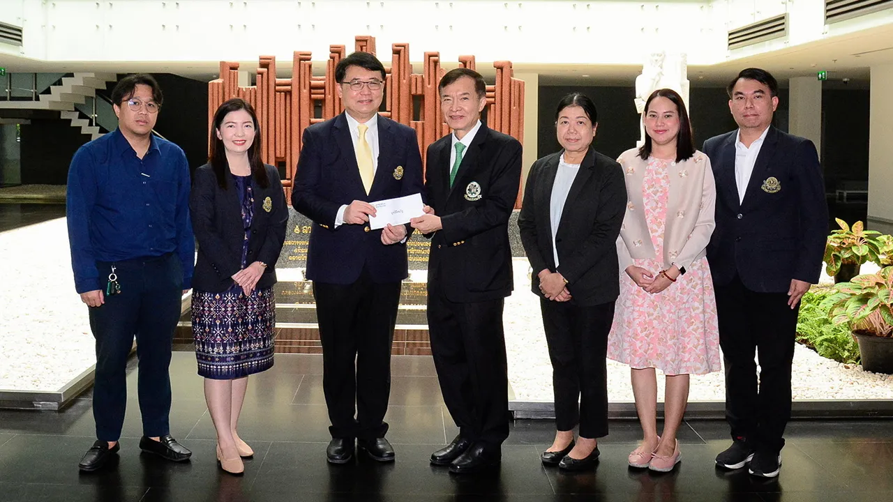 เพื่อการศึกษา - ดร.พรชัย มงคลวนิช อธิการบดีมหาวิทยาลัยสยาม มอบเงินจำนวน 100,000 บาท ให้ สราวุธ วัชรพล เพื่อสมทบทุนมูลนิธิไทยรัฐ โดยมี บุษบา แสนประเสริฐ, มัลลิกา คล่องแคล่ว, เพ็ญจิต วาณิชย์ไพศาล และ นิติพันธ์ จันทร์เรือง มาร่วมในพิธีด้วย ที่ สนง.นสพ.ไทยรัฐ วันก่อน.