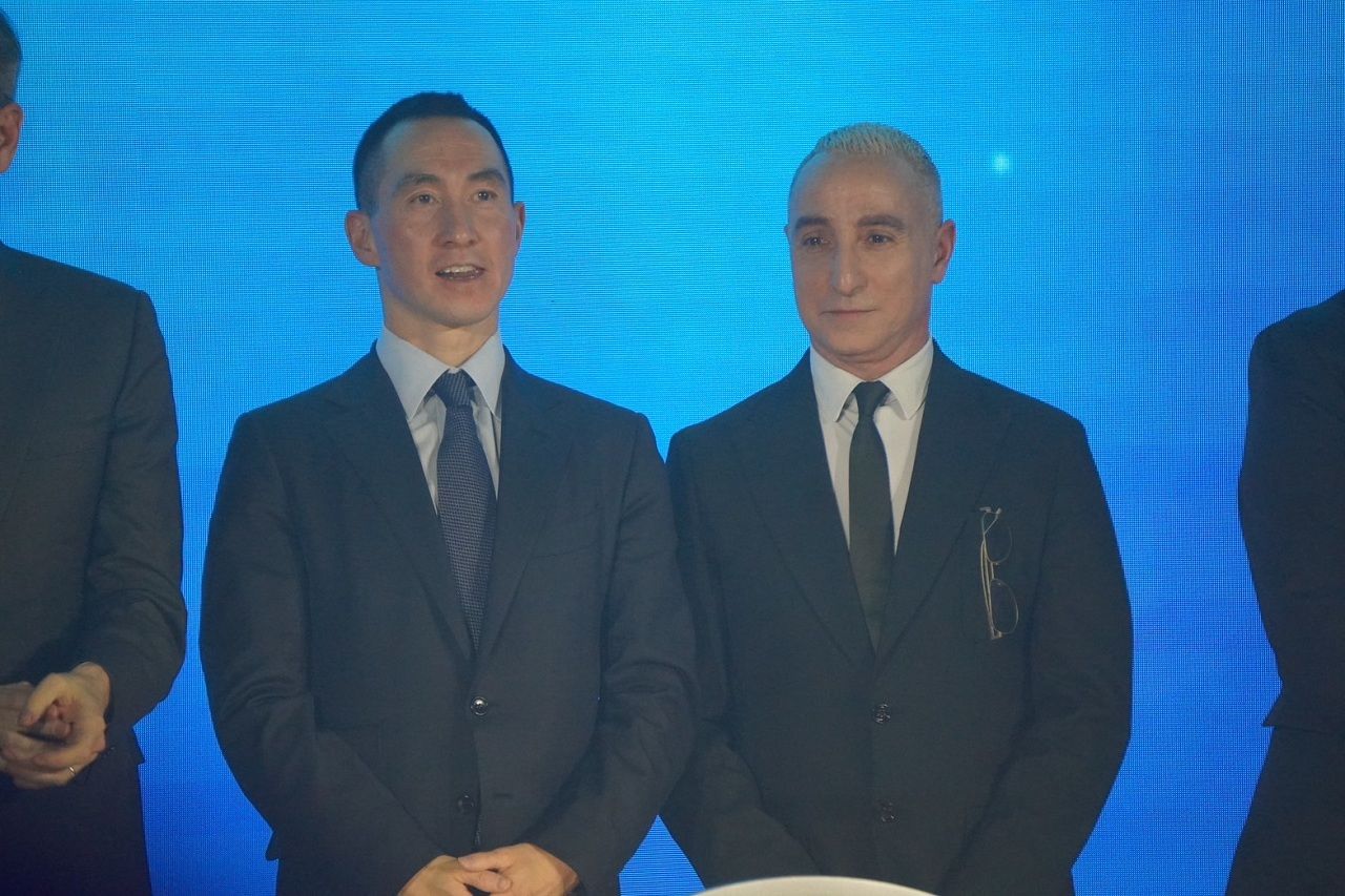 ลอเรนซ์ โฮ ประธานและประธานเจ้าหน้าที่บริหาร Melco Resorts & Entertainment (ซ้าย) และ จูเลียโน เปปารินี ผู้อำนวยการฝ่ายศิลป์ House of Dancing Water 