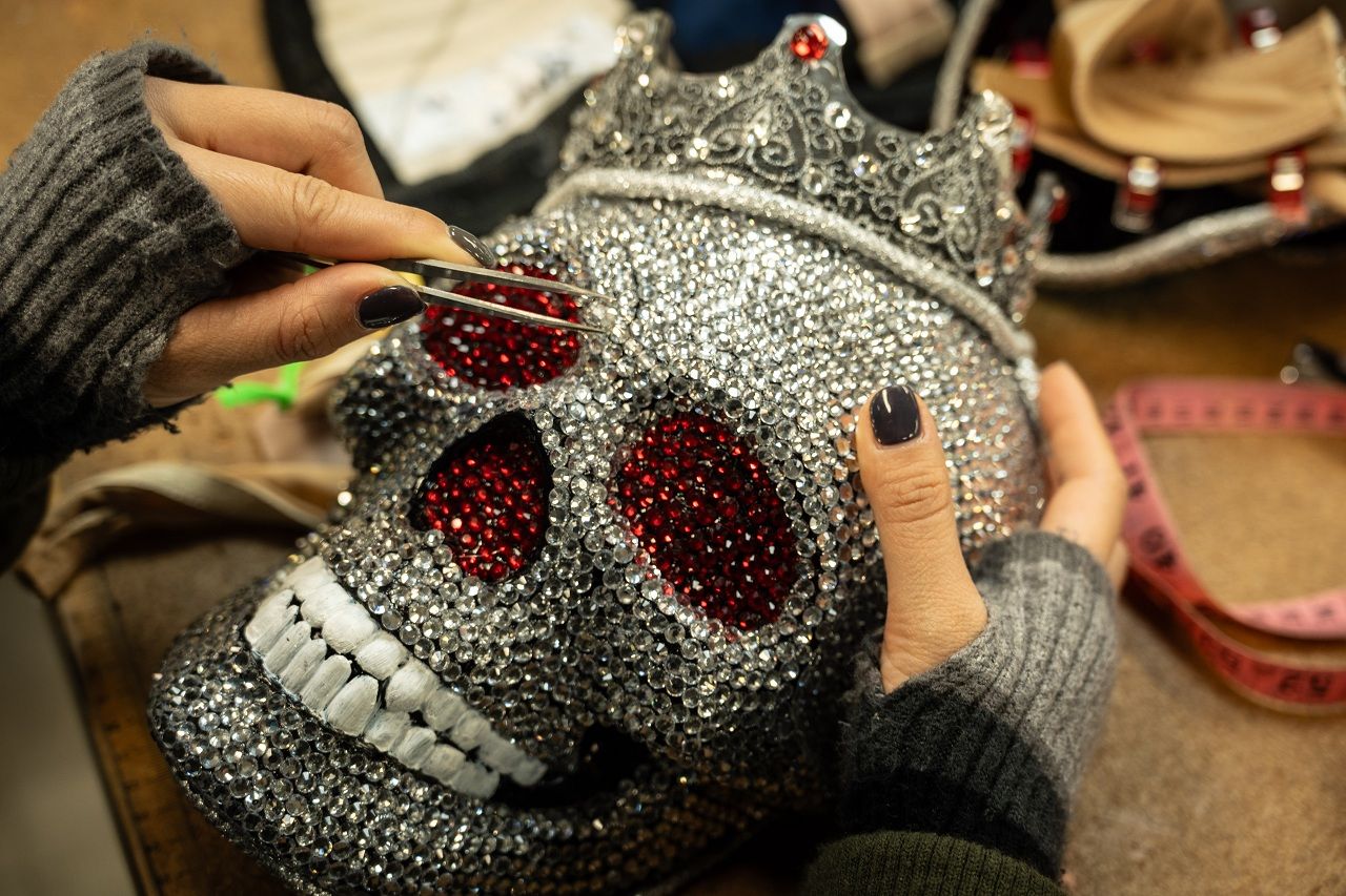 การออกแบบชุดและเครื่องประดับของนักแสดงต้องใช้วัสดุที่ทนทานกันน้ำ และสามารถระบายน้ำได้ดี แห้งเร็ว แต่ก็ยังใส่ใจทุกรายละเอียดด้านความสวยงาม