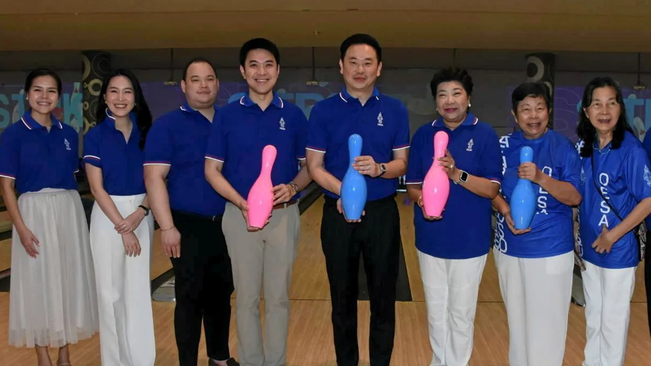 โยนโบว์ลิ่ง จักรพล ตั้งสุทธิธรรม เปิดการแข่งขันโบว์ลิ่งการกุศล เพื่อหารายได้สนับสนุนกิจกรรมของสมาคมนักเรียนเก่าอังกฤษ โดยมี ดร.ชินวัฒน์ สกุลตั้งไพศาล, รัญชา บริบาลบุรีภัณฑ์และ จันทิมา นะวิโรจน์ มาร่วมแข่งด้วย ที่บลูโอ ริธึม แอนด์ โบว์ล เอสพลานาด รัชดา วันก่อน.