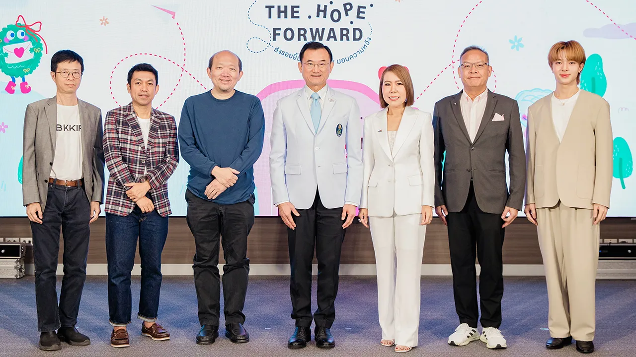 สร้างความหวัง ศ.นพ.อภิชาติ อัศวมงคลกุล แถลงข่าวโครงการ “Pass the Hope Forward” สร้างความหวังให้ผู้ป่วยผ่านโปสต์การ์ด โดยมี ดร.วราภรณ์ ข้องเกี่ยวพันธุ์, อัศวิน ตีระวัฒนพงษ์, บอย โกสิยพงษ์ และ ธนชัย อุชชิน มาร่วมแถลงด้วย ที่โรงพยาบาลศิริราช วันก่อน.
