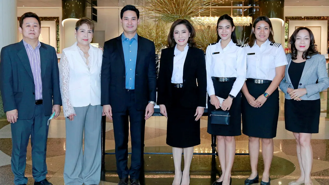 มืออาชีพ อนัคพล อิงคะกุล ให้การต้อนรับ ฉฎาณิศา ชำนาญเวช รอง กก.ผอ.ใหญ่ บริษัทท่าอากาศยานไทย ในโอกาสมาเปิดโครงการฝึกอบรมหลักสูตรก้าวสู่การเป็นพิธีกรมืออาชีพ โดยมี สุทธินิศา แจ้งจันทร์ และ ณฐมน เกตุผาสุข มาร่วมงานด้วย ที่โรงแรมมิราเคิล แกรนด์ วันก่อน.