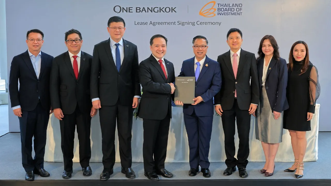 สะดวกมาก นฤตม์ เทอดสถีรศักดิ์ และ ปณต สิริวัฒนภักดี ลงนามในสัญญาเช่าพื้นที่เพื่อเปิดศูนย์ประสานการบริการด้านการลงทุนและศูนย์บริการวีซ่าและใบอนุญาตทำงาน เพื่อช่วยอำนวยความสะดวกให้นักลงทุนและชาวต่างชาติดำเนินธุรกิจในไทย ที่โครงการวัน แบงค็อก วันก่อน.