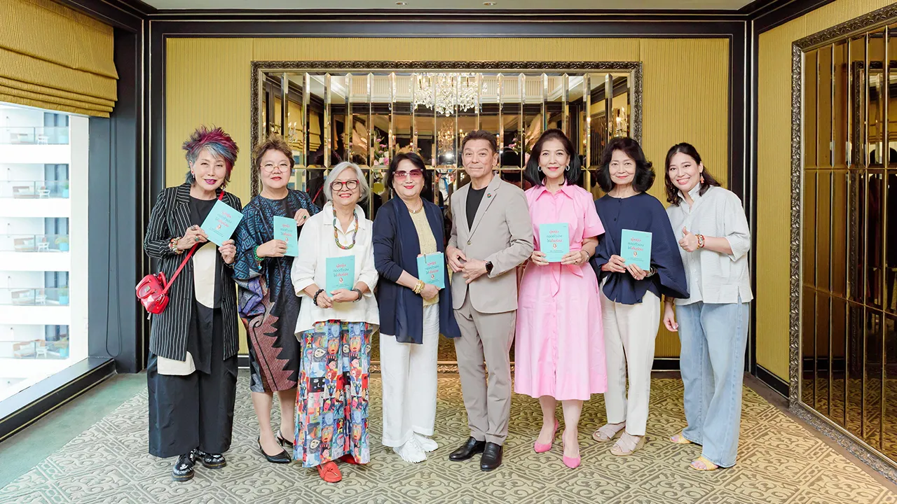 น่าอ่าน ศุลีรัตน์ ลีนุตพงษ์ สวีตฮาร์ทของ ดร.วิทิต ลีนุตพงษ์ เปิดตัวหนังสือ “ผู้หญิงกอดตัวเองให้เต็มร้อย” ชวนให้ผู้หญิงเห็นคุณค่าของตัวเอง โดยมี คุณหญิงพรทิพย์ โรจนสุนันท์, วิวรรณ กรรณสูต และ ดารณี เจริญรัชต์ภาคย์ มาร่วมงานด้วย ที่โรงแรมแมนดาริน โอเรียนเต็ล วันก่อน.