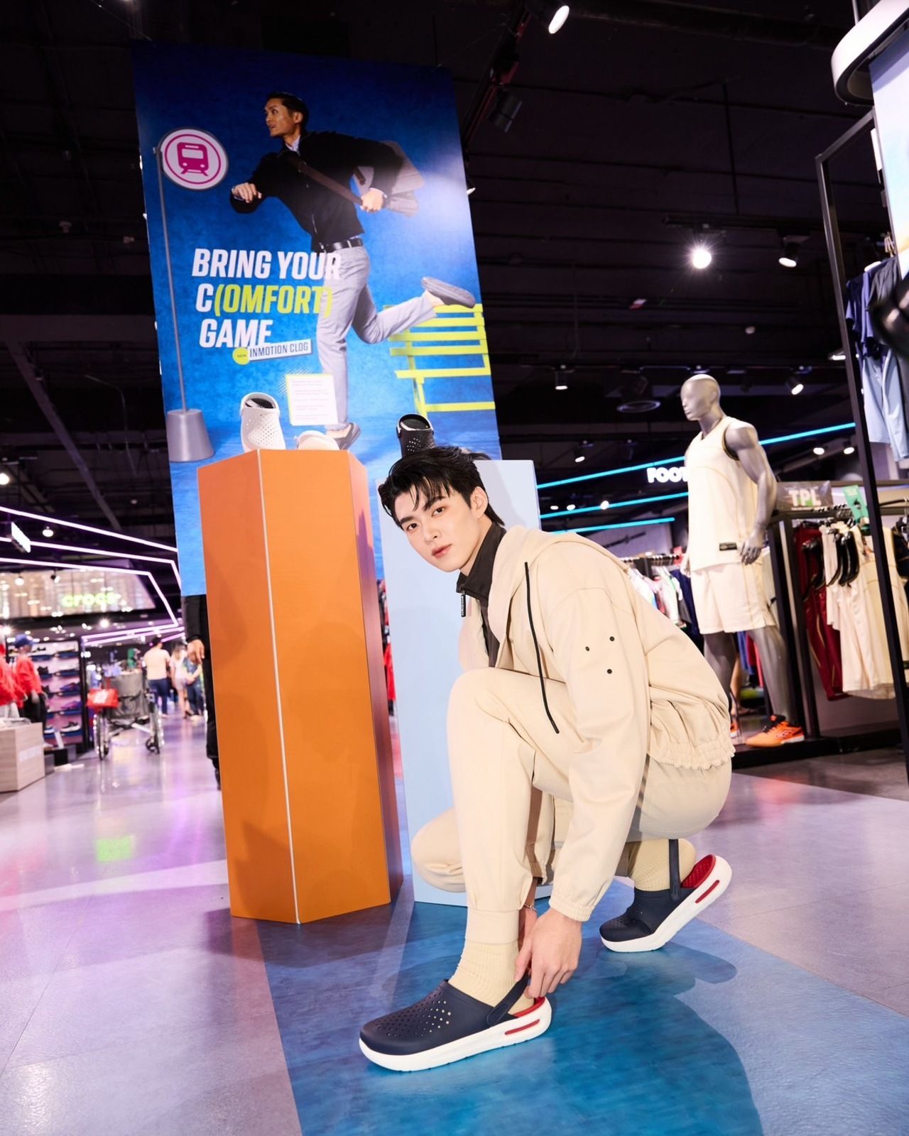 มีน นิชคุณ ขจรบริรักษ์ ในลุคสปอร์ต มาดเท่ กับรองเท้า Crocs InMotion สี Navy