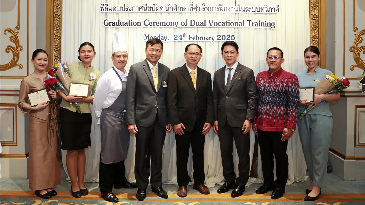 ฝึกจบแล้ว อิทธิพล วิทจิตสมบูรณ์ มอบประกาศนียบัตรให้นักศึกษาสำเร็จการฝึกงานในระบบทวิภาคี โดยมี ดร.ทรงวุฒิ เรือนไทย, อนรรฆ ชนาธินาถพงศ์, มงคล แก้วรอด และโดมินิค บูเนียวต์ มาร่วมงานด้วย ที่ห้องรอยัลบอลรูม โรงแรมแมนดาริน โอเรียนเต็ล วันก่อน.