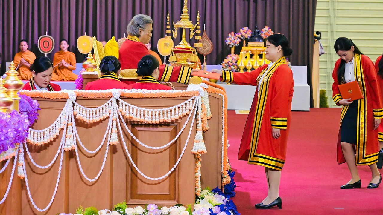 สมเด็จพระกนิษฐาธิราชเจ้า กรมสมเด็จพระเทพรัตนราชสุดาฯ สยามบรมราชกุมารี เสด็จพระราชดำเนินแทนพระองค์ไปพระราชทานปริญญาบัตรแก่ผู้สำเร็จการศึกษาจากสถาบันเทคโนโลยีพระจอมเกล้าเจ้าคุณทหารลาดกระบังประจำปีการศึกษา 2566 ณ สถาบันเทคโนโลยีพระจอมเกล้าเจ้าคุณทหารลาดกระบัง เมื่อวันก่อน.