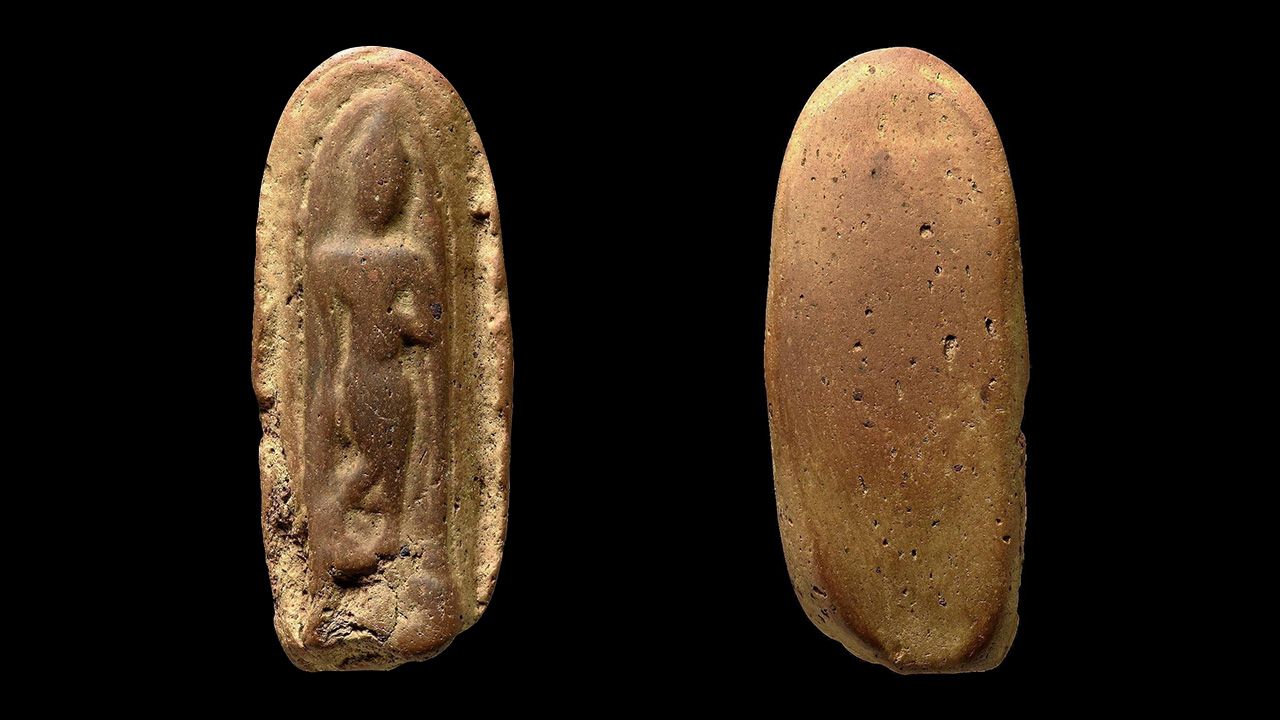 พระกำแพงลีลาเม็ดขนุน กรุลานทุ่งเศรษฐี ของอรรนพ ชื่นสมถ้อย.