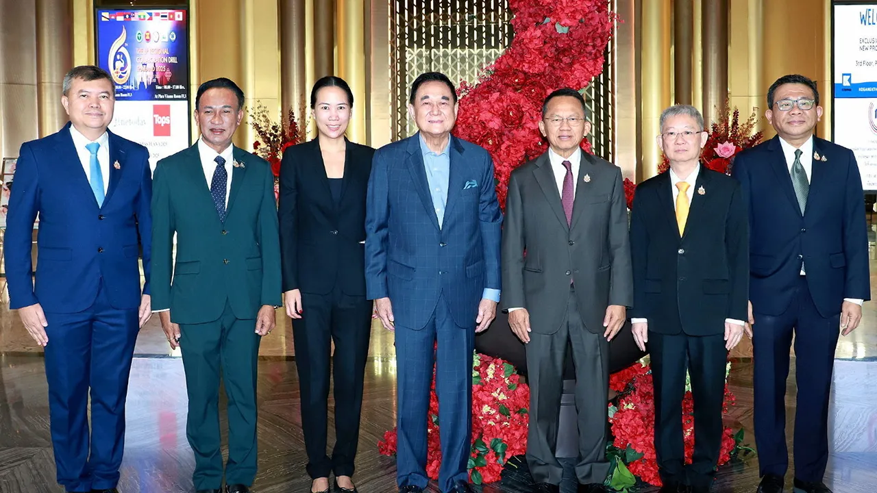 ซ้อมแผน สมศักดิ์ เทพสุทิน รมว.สาธารณสุข เป็นประธานการประชุมสรุปผลฝึกซ้อมแผนตอบโต้ภัยพิบัติด้านการแพทย์และสาธารณสุขระหว่างประเทศในภูมิภาคอาเซียน โดยมี นพ.โอภาส การย์กวินพงศ์ และ ดร.อัศวิน อิงคะกุล มาร่วมงานด้วย ที่โรงแรมอัศวิน แกรนด์ วันก่อน.