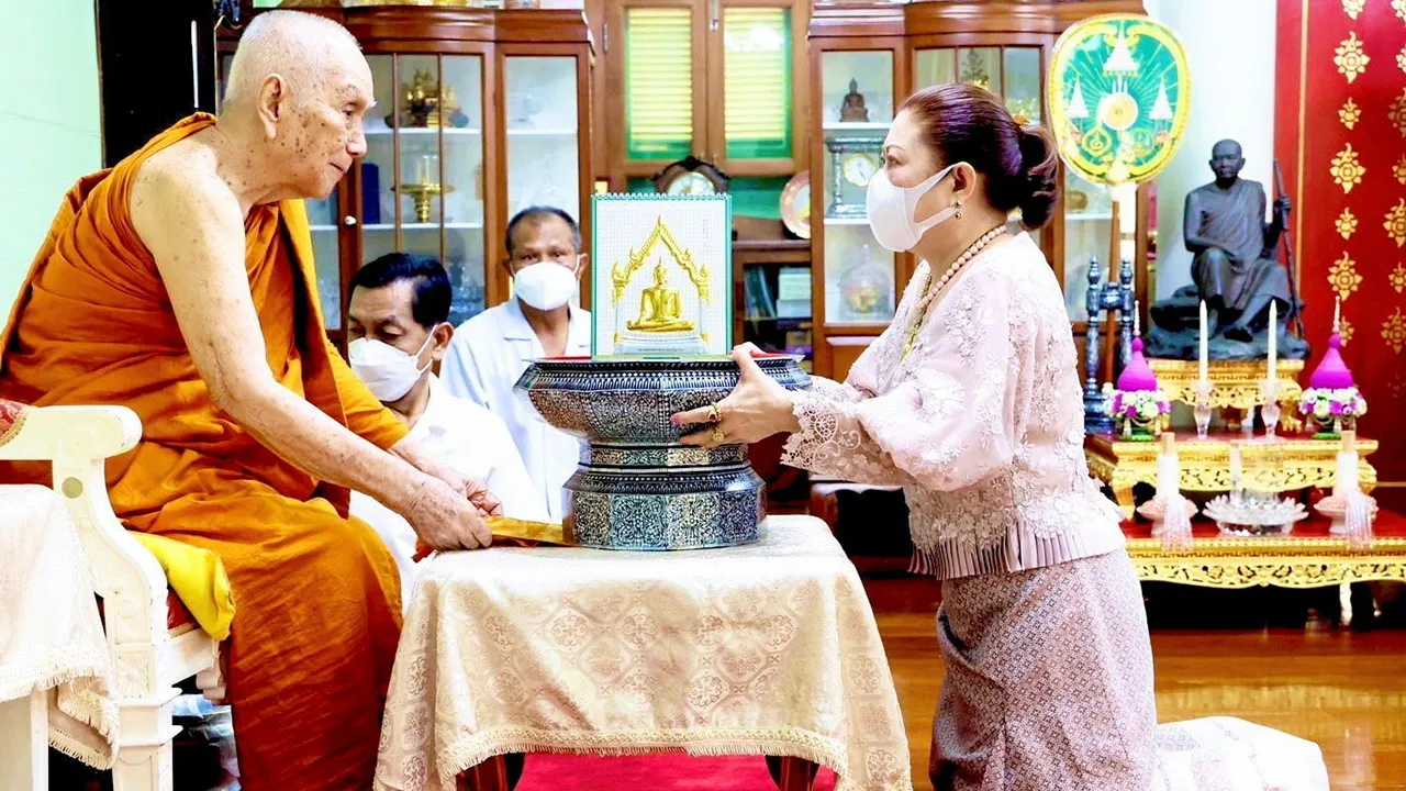 ถวายสักการะ สมเด็จพระอริยวงศาคตญาณ สมเด็จพระสังฆราช สกลมหาสังฆปริณายก ประทานพระวโรกาสให้ วิชชุดา ไตรธรรม ที่ปรึกษา กก.ผจก.ใหญ่ ทิพยประกันภัย เข้าเฝ้ากราบถวายเครื่องสักการะและปฏิทินพระพุทธรูปทองคำสิริมงคล ประจำปี 2568 ที่วัดราชบพิธ วันก่อน.