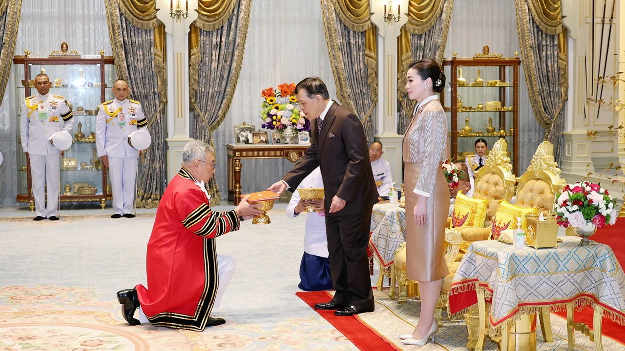 พระบาทสมเด็จพระเจ้าอยู่หัว และ สมเด็จพระนางเจ้าฯ พระบรมราชินี เสด็จออก ณ พระที่นั่งอัมพรสถาน พระราชทานพระบรมราชวโรกาสให้ ศ.กิตติพงษ์ กิตยารักษ์ นายกสภาสถาบันเทคโนโลยีพระจอมเกล้าเจ้าคุณทหารลาดกระบัง นำคณะผู้บริหาร เฝ้าฯ ทูลเกล้าฯ ถวายปริญญาวิศวกรรมศาสตรดุษฎีบัณฑิตกิตติมศักดิ์ เมื่อวันก่อน.