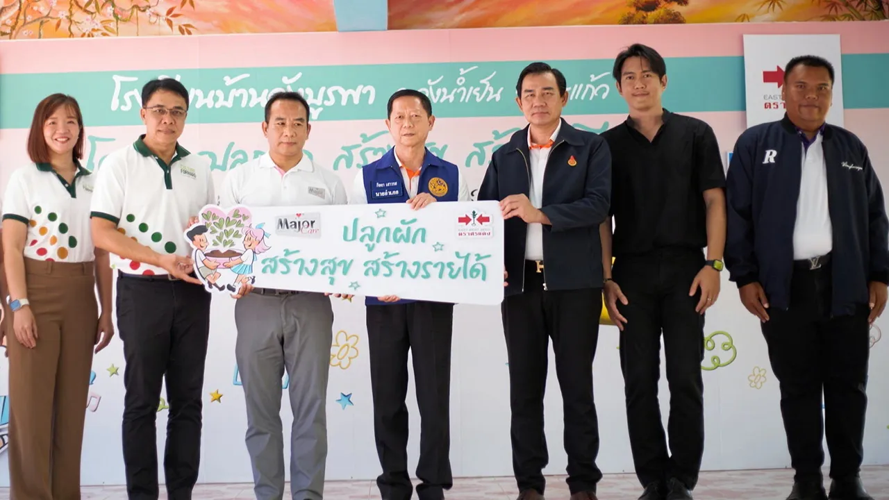 ปลูกผัก เด่น ดับโศก มอบ “โครงการปลูกผัก สร้างสุข สร้างรายได้” ให้ กิจจา เสาวรส เพื่อเปลี่ยนพื้นที่ว่างในโรงเรียนให้เป็นแหล่งเรียนรู้ ส่งเสริมให้นักเรียนเรียนรู้การปลูกผักกะละมังปลอดสารพิษ โดยมี อุทัย คำสีหา มาร่วมงานด้วย ที่โรงเรียนบ้านวังบูรพา อ.วังน้ำเย็น จ.สระแก้ว วันก่อน.