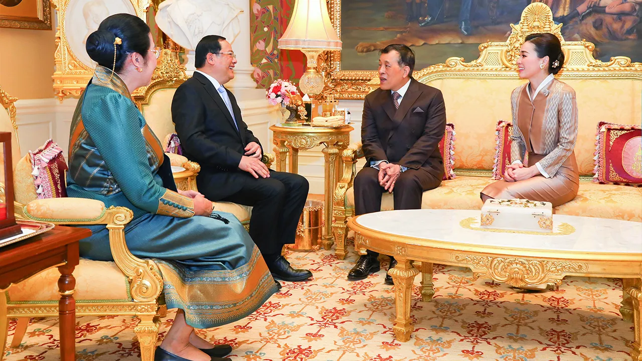 พระบาทสมเด็จพระเจ้าอยู่หัว และ สมเด็จพระนางเจ้าฯ พระบรมราชินี เสด็จออก ณ พระที่นั่งอัมพรสถาน พระราชทานพระบรมราชวโรกาสให้ สอนไซ สีพันดอน นายกรัฐมนตรีสาธารณรัฐประชาธิปไตยประชาชนลาว และ วันดาลา สีพันดอน ภริยา เฝ้าฯ ในโอกาสเดินทางเยือนประเทศไทยอย่างเป็นทางการในฐานะแขกของรัฐบาล เมื่อวันที่ 20 กุมภาพันธ์.