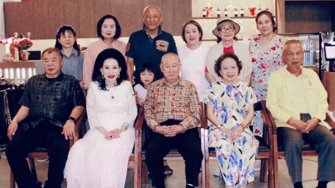 ตามไปกิน - จองชัย–ดร.มุกดา เที่ยงธรรม เป็นประธานเปิดร้านอาหารอิตาเลียน “แดมพ์ซี่” ให้ จิดาภา ศัลยสิริ ไชยศรีสุทธิ์ ลูกสาวของ ดร.สิริลักข์ ศัลยสิริ โดยมี พล.ต.อ.นิสสัย บุญศิริ, มนัส ปิยะตรึงส์ และ เบญจา สุทธิวานิช มาร่วมชิมด้วย ที่ถนนกาญจนาภิเษก เขตประเวศ วันก่อน.