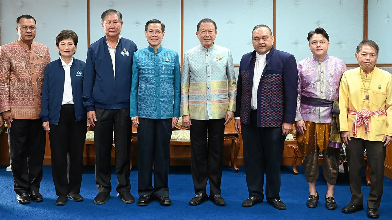ร่วมมือ - สนั่น อังอุบลกุล เป็นประธานการประชุมระหว่างหอการค้าไทยกับหน่วยงานภาครัฐเพื่อหารือแนวทางการพัฒนาเศรษฐกิจจังหวัดลพบุรี โดยมี ธวัชชัย เศรษฐจินดา, อำพล อังคภากรณ์กุล และ พงศธร ชัยชนะพานิช มาร่วมประชุมด้วย ที่ศาลากลางจังหวัดลพบุรี วันก่อน.