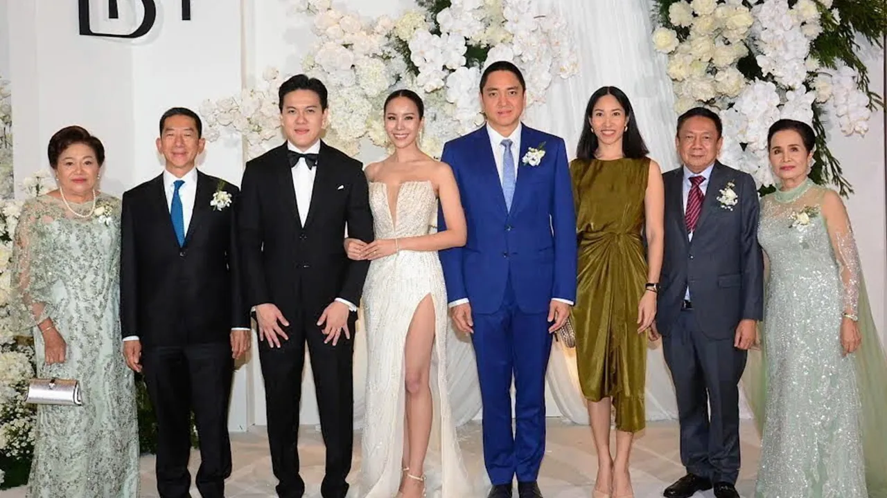 วิวาห์ชื่นมื่น - วัชร วัชรพล และ สุรพล โตวิวัฒน์ เป็นประธานในงานวิวาห์ระหว่าง รัชตวรรณ บุตรี วิเชน–อรนุช โพชนุกูล กับ ปกรณ์ บุตร ฉุนฟ้า กิตติโสภาภินันท์ โดยมี จิตสุภา วัชรพล มาร่วมอวยพรด้วยความชื่นมื่น ที่ห้องไดมอนด์บอลรูม รร.แกรนด์ ริชมอนด์ จ.นนทบุรี วันก่อน.