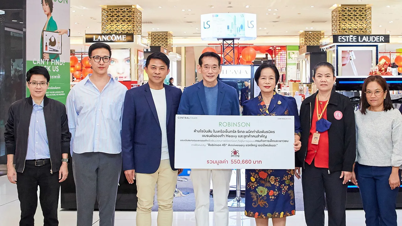 ใช้ดูแล - อนันต์ ตันติปัญญาคุณ และ นพดล พลายระหาญ มอบเงินและรองเท้าแบรนด์ HEAVY รวมมูลค่า 550,660 บาท ให้ อภิญญา ชมภูมาศ เพื่อช่วยเด็กในการดูแลของกรมกิจการเด็กและเยาวชน โดยมี ประพิมพ์พรรณ สุวรรณกูฏ มาร่วมในพิธีด้วย ที่โรบินสัน พระราม 9 วันก่อน.