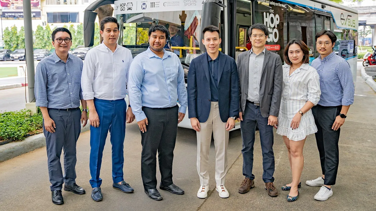 รถไฟฟ้า กวินทร์ เอี่ยมสกุลรัตน์ เปิดตัวรถโดยสารพลังงานไฟฟ้า “ALLY HOP & GO EV Shuttle Bus” ให้บริการรับ-ส่งฟรี เพื่ออำนวยความสะดวกแก่ลูกค้าในการเดินทาง โดยมี อรรถกร เนตร์เนรมิตรดี, บุตรา โทบุรี และ อริศรา คงสว่าง มาร่วมงานด้วย ที่คริสตัล ดีไซน์ เซ็นเตอร์ วันก่อน.