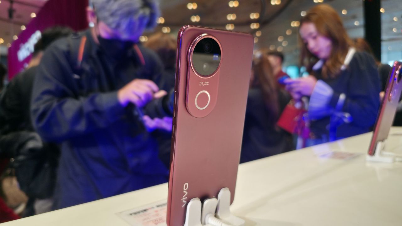 vivo V50 กับสี Ancora Red